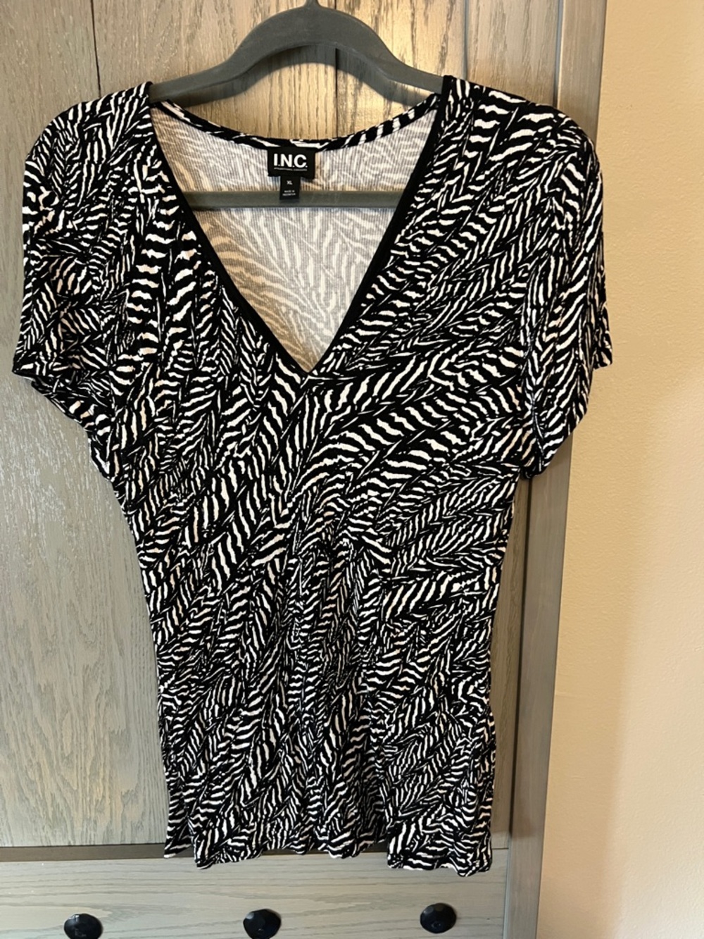 INC International Concepts Black & White V-Neck Short Sleeve Patterned Top
